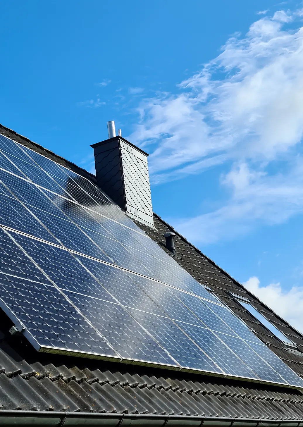 Installation de panneaux photovoltaïques sur une maison au Luxembourg